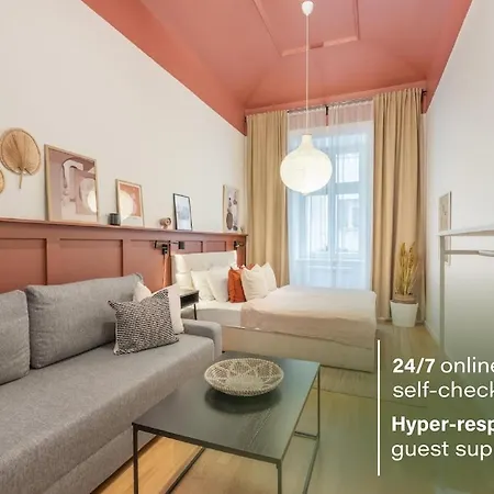 Homely I 28m2 Loft I Elevator I Self Check-in * 프라하